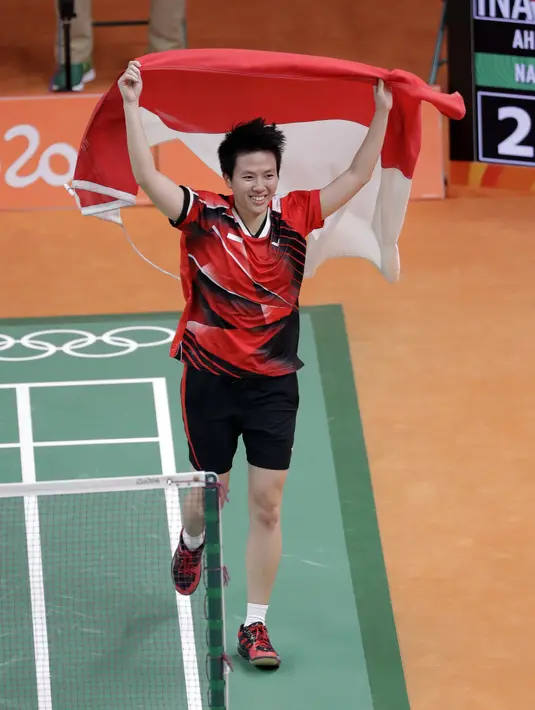 Kemenangan pasangan ini turut mengembalikan tradisi perolehan emas dari cabang bulu tangkis yang sempat terhenti sejak Olimpiade 2012 silam yang berlangsung di London. (AP Photo/Mark Humphrey)