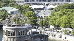 Warga Jepang berkumpul untuk memperingati 72 tahun tragedi bom Hiroshima di Peace Memorial Park di Hiroshima, Jepang (6/8). Dalam upacara peringatan tersebut turut hadir Perdana Menteri Jepang Shinzo Abe. (Shingo Nishizume/Kyodo News via AP)