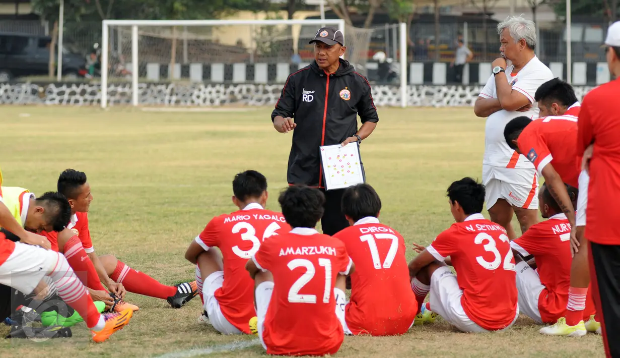 Pelatih Persija Jakarta, Rahmad Darmawan (hadap lensa) memberikan arahan pertandingan jelang laga uji coba melawan PSAL di Lapangan Mako Brimob Kelapa Dua, Depok, Rabu (26/8/2015). (Liputan6.com/Helmi Fithriansyah)
