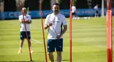 Pelatih Italia yang baru direkrut Marseille, Roberto De Zerbi (tengah) mengarahkan sesi latihan pertamanya musim 2024-2025 di pusat pelatihan Commanderie Robert-Louis-Dreyfus di Marseille, Prancis selatan, Senin (8/7/2024). (CLEMENT MAHOUDEAU / AFP)