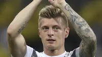 Gelandang Jerman, Toni Kroos, menyapa fans usai mengalahkan Swedia pada laga grup F Piala Dunia di Stadion Fisht, Sochi, Sabtu (23/6/2018). Gol injury time dirinya beri kemenangan untuk Jerman. (AP/Thanassis Stavrakis)