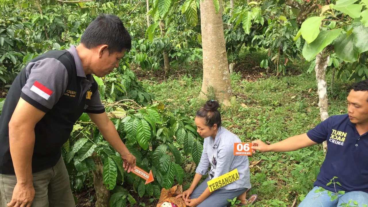 Adegan rekonstruksi tersangka membuang bayinya di semak kebun kopi (Liputan6.com/Nefri Inge)