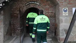 Petugas kebersihan masuk ke perpustakaan saat istirahat di distrik Cankaya, Ankara, Turki 9/1).Beberapa petugas ini membuat band bernama "Grup Tin", dengan menggunakan tempat sampah dan barang bekas sebagai alat musik. (AFP Photo/Adem Altan)