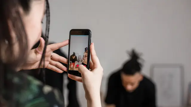 Produksi konten TikTok