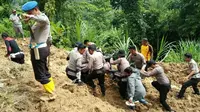 Akibat longsor Desa Kaladi Darussalam terisolasi. (Liputan6.com/Eka Hakim).