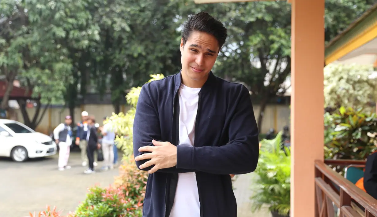 Mischa dan kawan-kawan yang hadir antara lain Cemal Faruk dan Fathir Muchtar berinteraksi langsung dengan para penghuni panti. Bahkan seorang nenek memberikan tantangan kepada mereka untuk bernyanyi. (Nurwahyunan/Bintang.com)