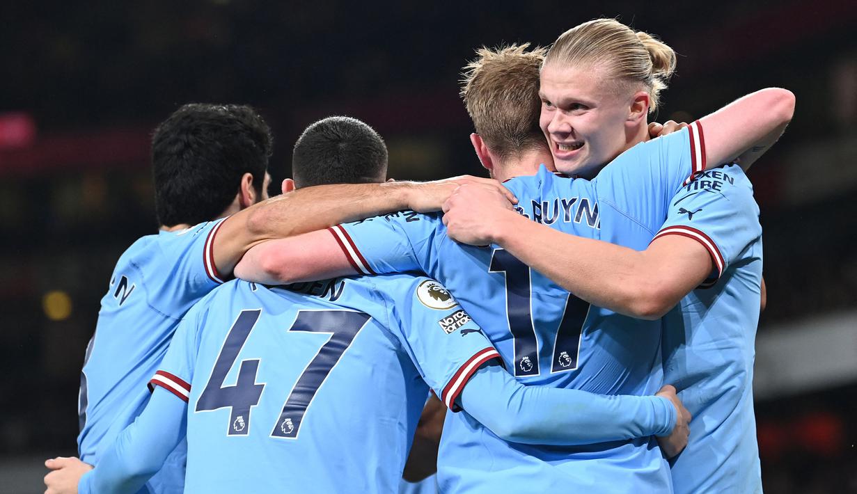<p>Pemain Manchester City merayakan gol ketiga timnya ke gawang Arsenal yang dicetak oleh Erling Haaland pada laga pekan ke-23 Liga Inggris 2022/2023 yang berlangsung di Emirates Stadium, London, Kamis (16/02/2023) WIB. The Cityzens menang dengan skor 3-1. (AFP/Glyn Kirk)</p>