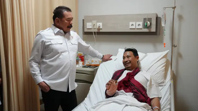 Jaksa Agung ST Burhanuddin menjenguk pegawai yang menjadi korban pembacokan orang tidak dikenal (OTK) di Pengasinan, Sawangan, Depok, Sabtu dini hari, 24 Mei 2025 pukul 02.30 WIB. (Foto: Puspenkum Kejagung)