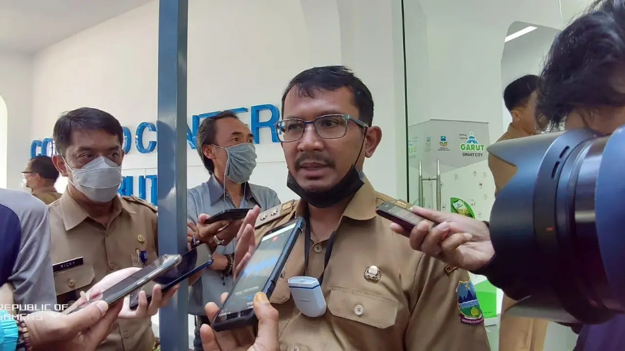Wakil Bupati Garut Helmi Budiman, saat memberikan keterangan di depan wartawan, ihwal ditemukannya satu warga garut postif covid-19.