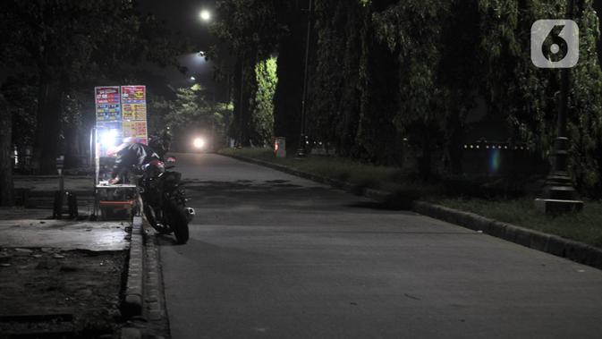 Pedagang kaki lima nekat berjualan di kawasan Kanal Banjir Timur (KBT), Jakarta, Minggu (5/4/2020). Pasar malam di kawasan KBT ditiadakan hingga waktu yang belum ditentukan guna mencegah penyebaran virus corona COVID-19. (merdeka.com/Iqbal S. Nugroho)