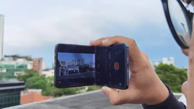 Memegang Oppo Find N2 Flip seperti layaknya camcorder untuk mengambil video. Liputan6.com/Iskandar