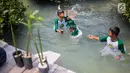 Siswa sekolah dasar menanam mangrove saat kegiatan 100.000 pohon di Area Labirin Pulau Pramuka, Kepulauan Seribu, Jakarta, Rabu (28/11). Kegiatan ini memperingati Hari menanam Pohon Indonesia yang jatuh  28 November. (Liputan6.com/Faizal Fanani)
