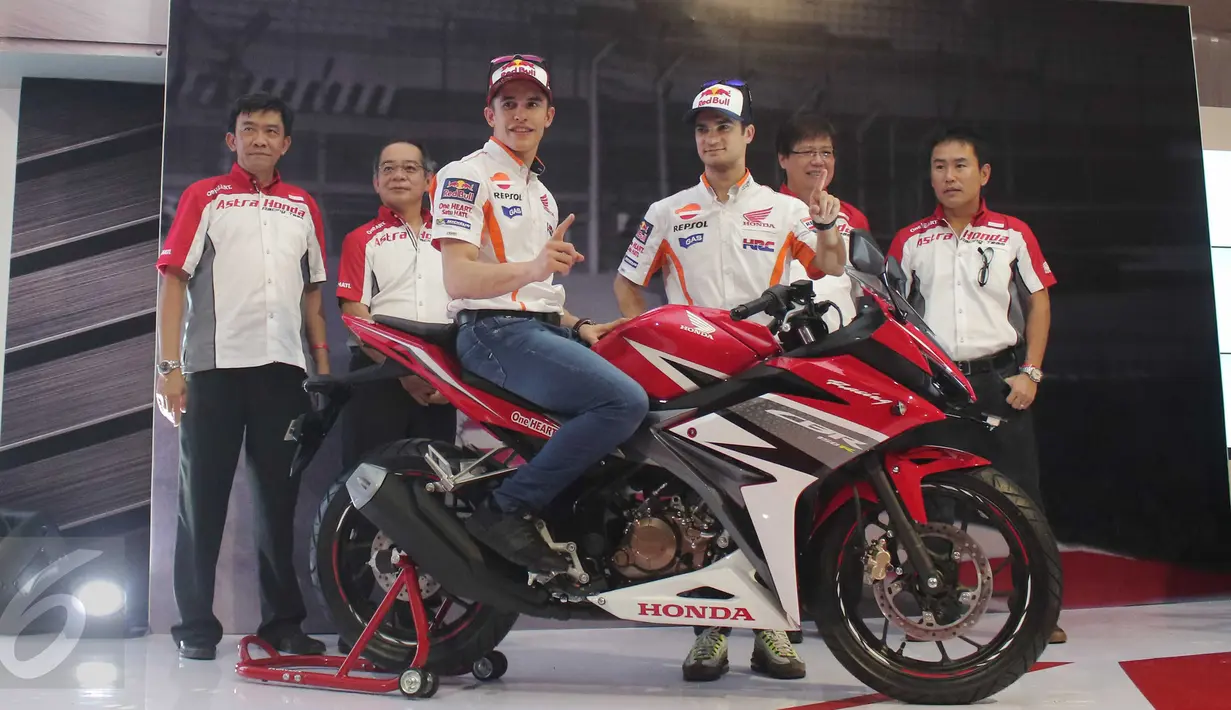 Pebalap Honda, Marc Marquez menunggangi motor saat acara peluncuran All New Honda CBR150R di Sentul, Jabar, Minggu (14/2/2016). All New Honda CBR150R hadir dengan mesin dan desain baru dibandingkan dengan generasi sebelumnya. (Liputan6.com/Angga Yuniar)