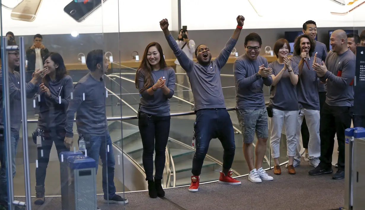 Sejumlah pegawai  bersorak sebelum peluncuran iPhone 6s dan 6s Plus di Apple Store Tokyo, Jepang (20/9/2015). iPhone 6s dibandrol dengan harga sekitar 12 juta - 15 juta rupiah, sedangkan 6s Plus 13 juta - 17 juta rupiah. (REUTERS/Issei Kato)