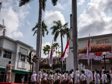 Para peserta memberi hormat saat reka ulang insiden Hotel Yamato atau Hotel Majapahit pada 19 September 1945, Surabaya, Minggu 22 September 2024. (JUNI KRISWANTO/AFP)