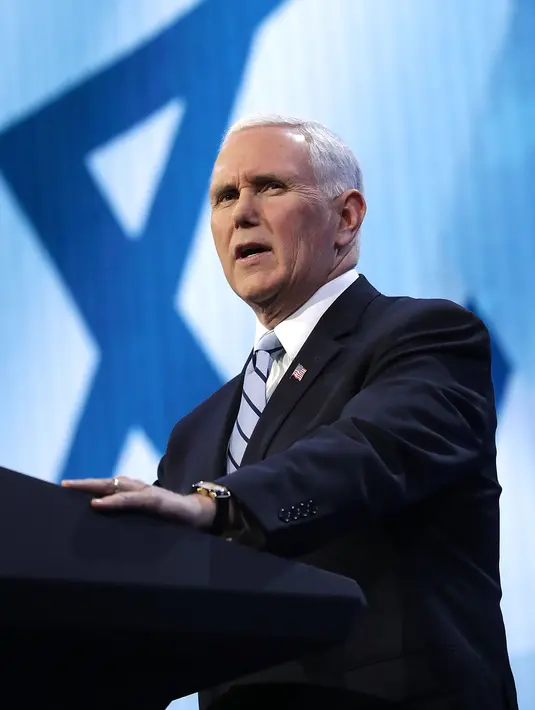Wapres AS Mike Pence berpidato dalam konferensi Komite Hubungan Masyarakat Israel-AS di Washington (5/3). Mike Pence juga mengatakan akan membuka kedutaan besar Amerika di Yerusalem pada bulan Mei tahun ini. (Chip Somodevilla / Getty Images / AFP)