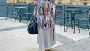 <p>Melody Prima juga tampil elegaj dengan atasan tunik bermotif, dipadukan rok plisket panjang warna abu-abu yang serasi dengan warna kerudungnya. @melodyprima</p>