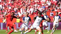 Cyle Larin mencetak gol di laga Kanada vs Bosnia dan Herzegovina di matchday 1 Grup B Piala Dunia 2026 di Toronto Stadium, Toronto, Kanada, Sabtu (13/06/2026) dini hari WIB. (AP Photo/Sam Balkansky)