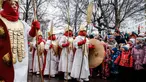 Para pelajar berpartisipasi dalam perayaan Maslenitsa di Moskow tengah, Rusia, pada 27 Februari 2020. Maslenitsa adalah hari libur tradisional di Rusia untuk merayakan awal musim semi. (Xinhua/Maxim Chernavsky)