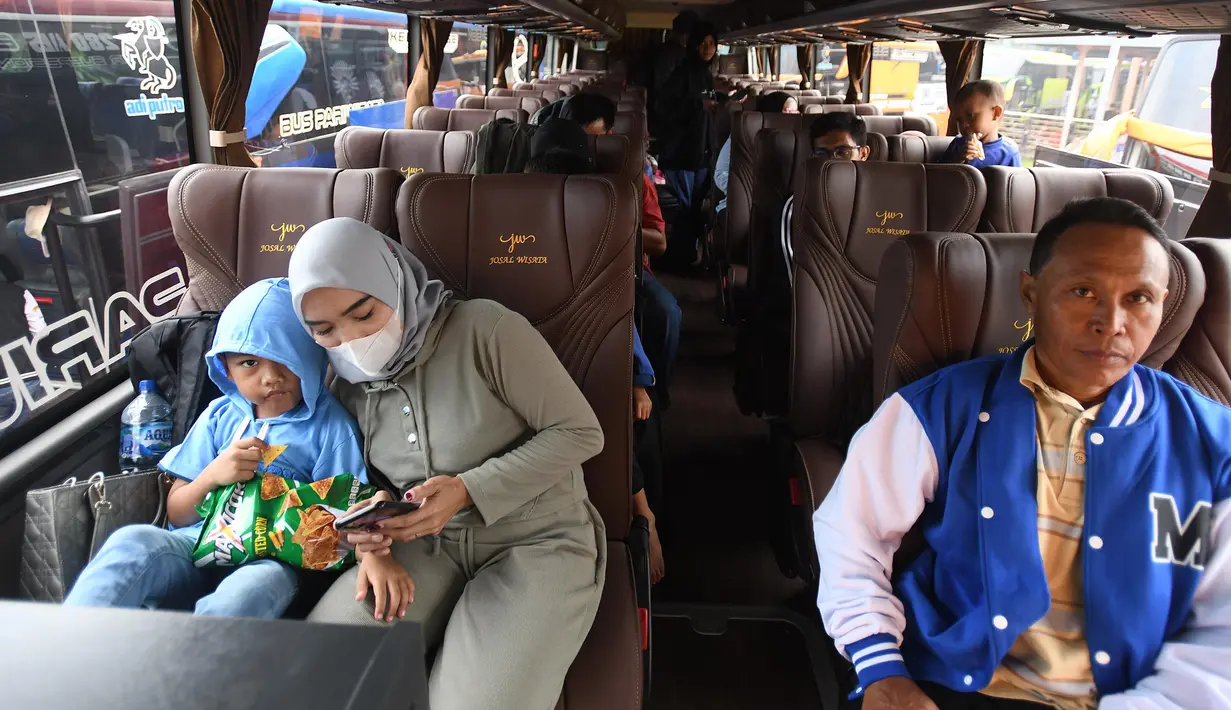 Untuk jalur darat, Kementerian Perhubungan menyediakan 520 unit bus yang akan mengantarkan pemudik ke 31 kota tujuan dan sembilan kota pada arus balik. (merdeka.com/Arie Basuki)