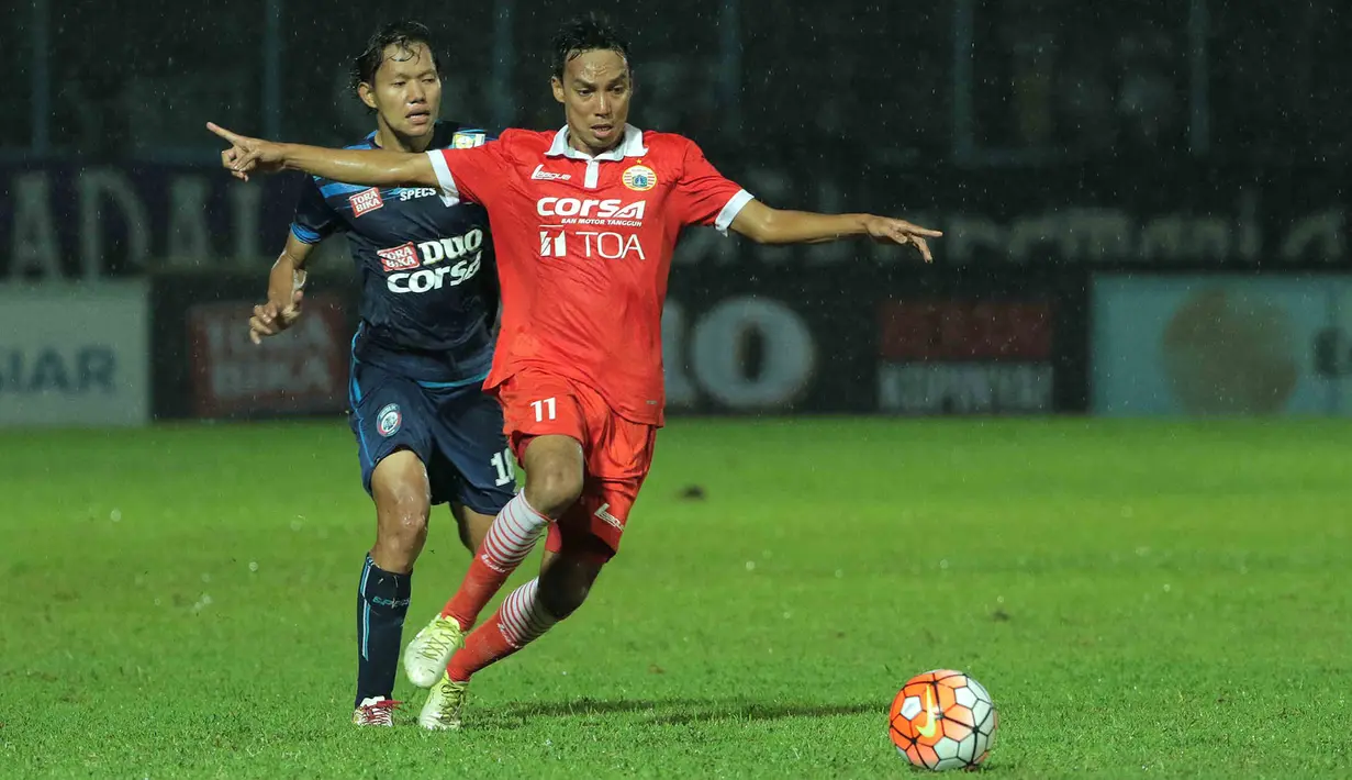 Gelandang Persija, Novri Setiawan, melewati hadangan gelandang Arema, Adam Alis, pada laga Piala Presiden 2017 di Stadion Kanjuruhan, Malang, Sabtu (11/2/2017). Arema bermain imbang 1-1 melawan Persija. (Bola.com/Reza Bachtiar)