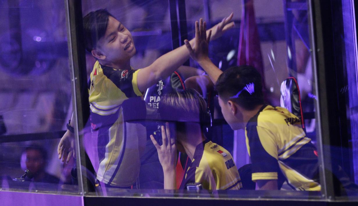 Tim Onic Esports merayakan kemenagan pada gim 1 saat melawan Louvre Juggernaut pada final Piala Presiden Esports 2019 di Istora Jakarta, Minggu (31/3). (Bola.com/M Iqbal Ichsan)