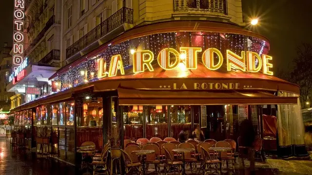 Para pengunjuk rasa di Paris, Prancis, menyerang salah satu restoran favorit Presiden Emmanuel Macron, La Rotonde, pada Kamis (6/4/2023). Aksi tersebut memicu kebakaran kecil yang berhasil diatasi. (Dok. AFP)