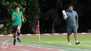 Pelatih Indra Sjafri (kanan) mengawasi latihan Jack Brown saat seleksi Timnas Indonesia U-19 di Lapangan Atang Sutresna, Jakarta, Kamis (6/4). 14 pemain yang pernah berlaga di luar negeri mengikuti seleksi masuk. (Liputan6.com/Helmi Fithriansyah)