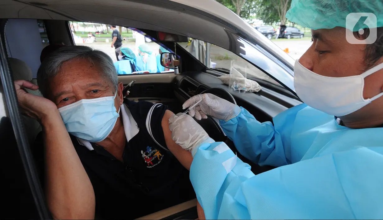 Paramedis menyuntikkan vaksin COVID-19 kepada lansia saat vaksinasi secara drive-thru di ICE BSD, Tangerang, Banten, Sabtu (13/3/2021). Vaksinasi ini diselenggarakan atas kerja sama Pemerintah Kota Tangsel dan perusahaan jasa angkutan online. (merdeka.com/Arie Basuki)
