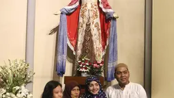 Umat muslim foto bersama di depan patung Bunda Maria Gereja Katedral, Jakarta, Jumat (1/6). Kegiatan ini mengusung tema "Menguatkan Toleransi, Persaudaraan, dan Solidaritas Kemanusiaan". (Liputan6.com/Arya Manggala)