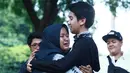 Isak tangis warnai gathering fans setia pada grup yang telah lima tahun mewarnai kecah musik Indonesia itu. Terlihat Iqbaal mencoba menenangkan para fans-nya. (Galih W. Satria/Bintang.com)