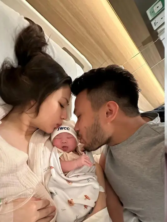 <p>Berfoto perdana bertiga, Jessica Mila pun tampil dengan wajah tanpa makeup namun tetap glowing setelah melahirkan. Dengan rambut yang diikat acak-acakan. [@yakuphasibuan]</p>
