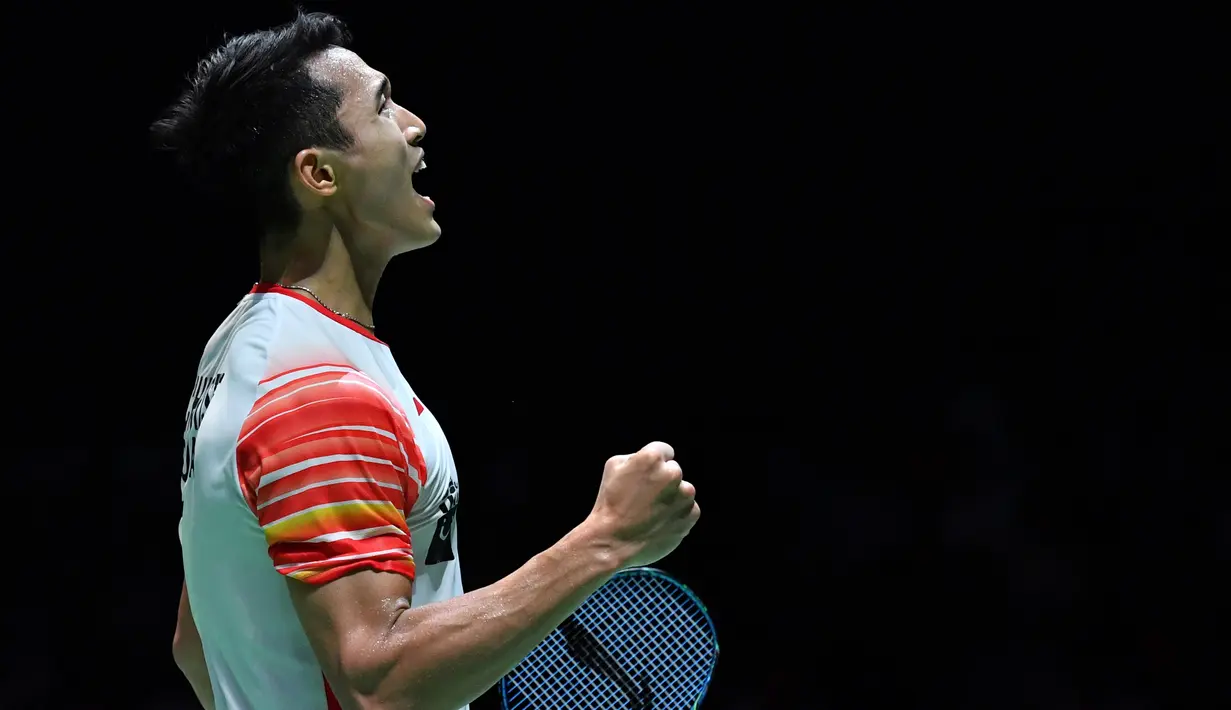 Tunggal putra Indonesia, Jonatan Christie berselebrasi usai mengalahkan Jan O Jorgensen  dari Denmark dalam babak semifinal Jepang Terbuka 2019  di Tokyo (27/7/2019). Jonatan Christie melaju ke final setelah menang 21-14 dan 21-14 atas Jan O Jorgensen. (AFP Photo/Toshifumi Kitamura)