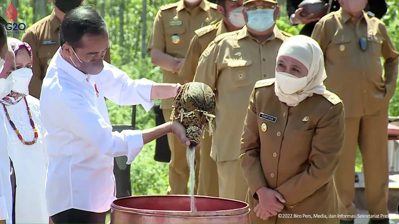 Gubernur Jatim Khofifah bersama presiden Jokowi di kawasan Titik Nol Ibu Kota Negara (IKN) Nusantara. (Istimewa)
