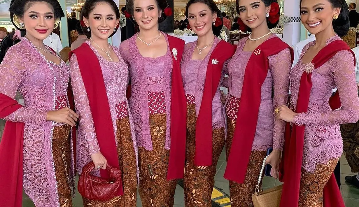 Gaya rambut sanggul Jawa juga menjadi gaya rambut yang terlihat digunakan oleh para sahabat Erina. [Foto: Official Putri Indonesia/ Instagram]