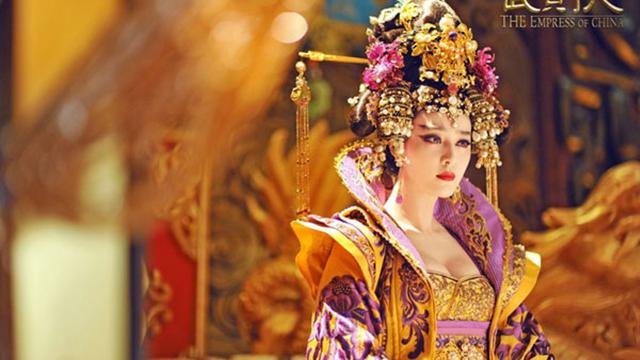 Artis China Fan Bingbing memerankan Maharani Wu Zetian dalam drama  'The Saga of Wu Zetian'