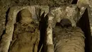Penampakan mumi terbungkus kain linen yang baru ditemukan di ruang pemakaman di Provinsi Minya, Mesir, Sabtu (2/2). Mumi-mumi tersebut ditemukan diletakkan di lantai atau di peti mati tanah liat. (AP Photo/Roger Anis)