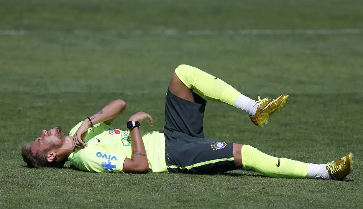  Tentu saja sepatu emas itu tidak menggunakan emas sungguhan, melainkan cat semprot khusus yang mendekati warna logam mulia itu, Rio de Janeiro (2/7/2014) (REUTERS/Marcelo Regua)