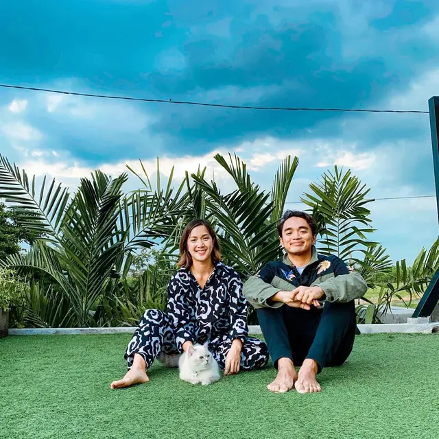 7 Potret Kemesraan Dipha Barus dan Istri Jalani Satu Tahun Pernikahan