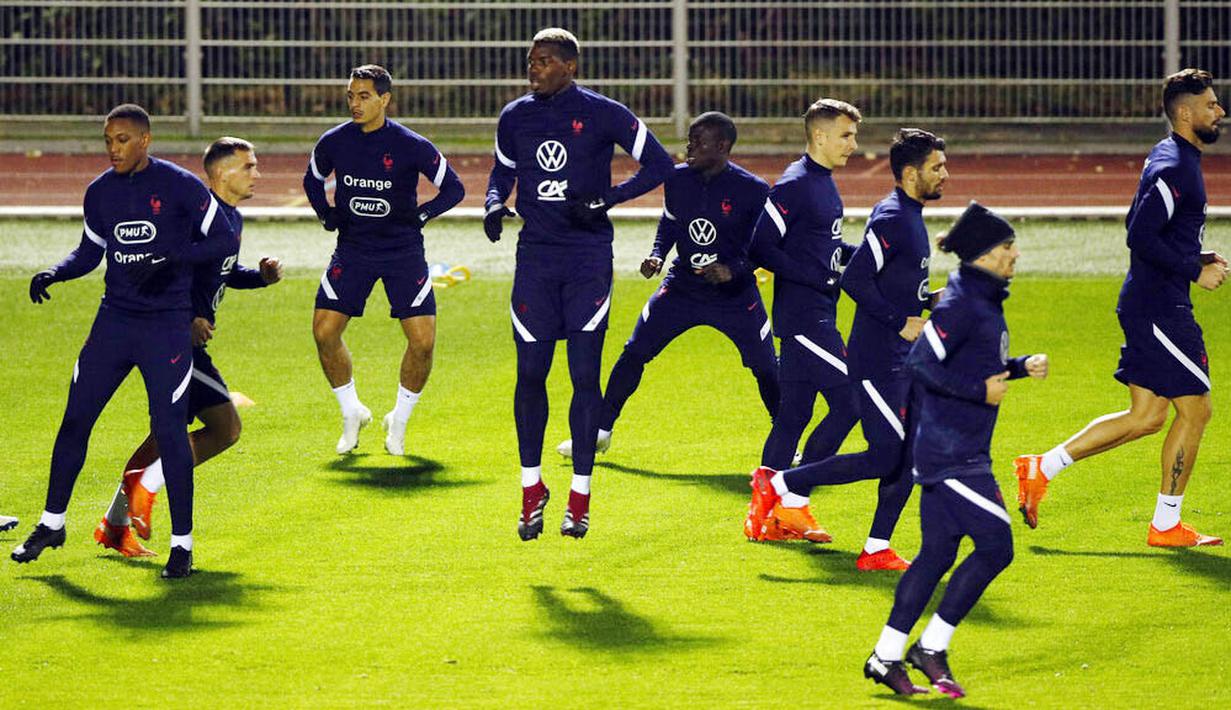 Para pemain Prancis saat melakukan latihan jelang laga uji coba di Clairefontaine-en-Yvelines, Selasa (10/11/2020). Prancis akan berhadapan dengan Finlandia. (Yoan Valat, Pool via AP)