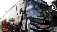 BUS BARU - Penggawa Persepam Madura United akhirnya bisa menikmati fasilitas bus baru mereka di masa persiapan menjelang Piala Kemerdekaan. (Bola.com/Robby Firly)