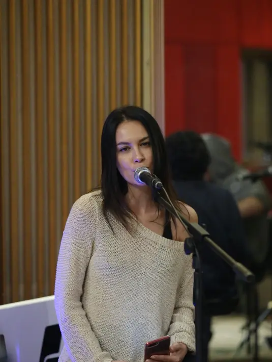 "Saya orangnya enggak bisa bilang enggak. Ingin eksperimen juga di musik, saya enggak pernah dengerin NEV, musik tekno gitu. Saya cuma dengerin Nidji, makannya saya penasaran juga dan ternyata seneng," kata Sophia di Jakarta. (Nurwahyunan/Bintang.com)