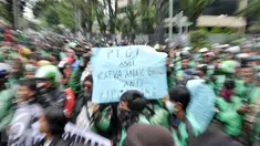 Unjuk rasa ratusan driver Gojek di kantor PT Gojek Indonesia, Kemang, Jakarta, Senin (3/10). Diketahui, 300 personel polisi diterjunkan untuk mengamankan jalannya unjuk rasa ratusan driver Gojek tersebut. (Liputan6.com/Yoppy Renato)