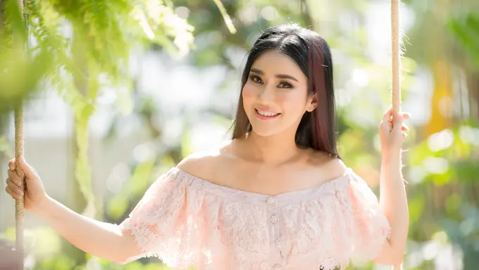 tersenyum bahagia santai