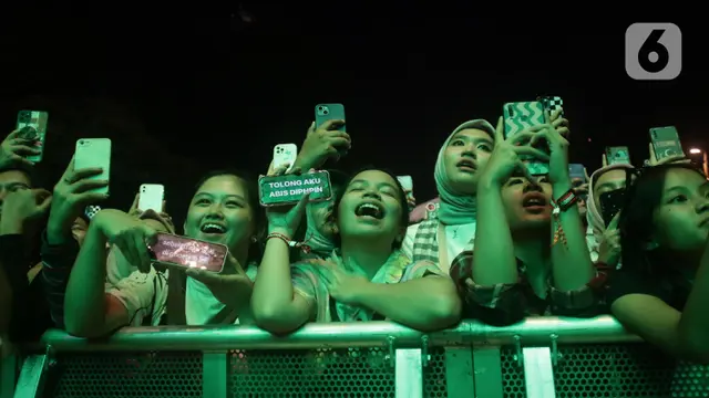 Grup Band Vierratale Hibur Penggemar di Perhelatan Berdendang Bergoyang Festival