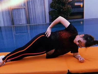 Prilly Mahatei Latuconsina, seleb cantik berusia 22 tahun. Sebagai aktris, Prilly memiliki banyak kesibukkan di dunia hiburan. Agar staminanya terus terjaga, Prilly rutin menjalani workout di waktu senggangnya. (Liputan6.com/IG/@prillylatuconsina96)