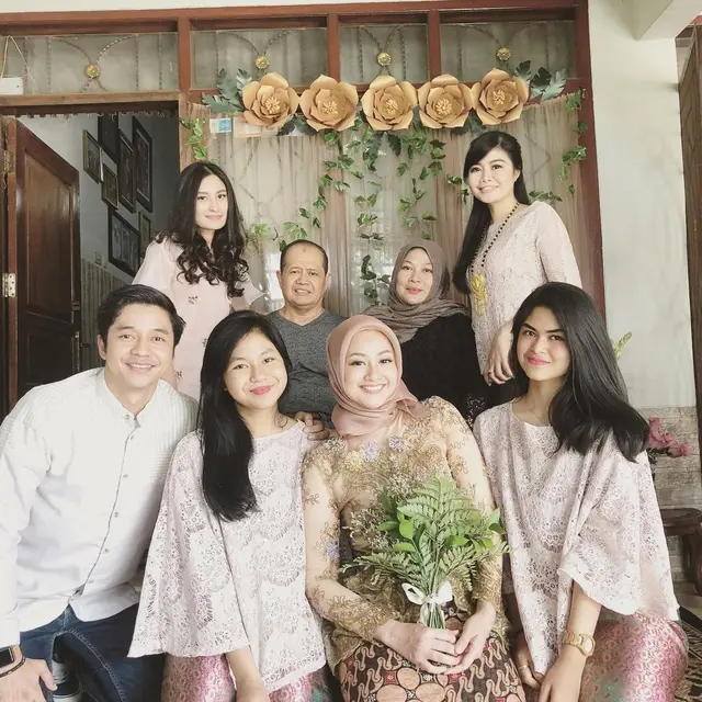 Dinilai Tak Ada Attitude oleh Adik Ipar, Ini Momen Manis Adly Fairuz Bareng Istri dan Keluarga