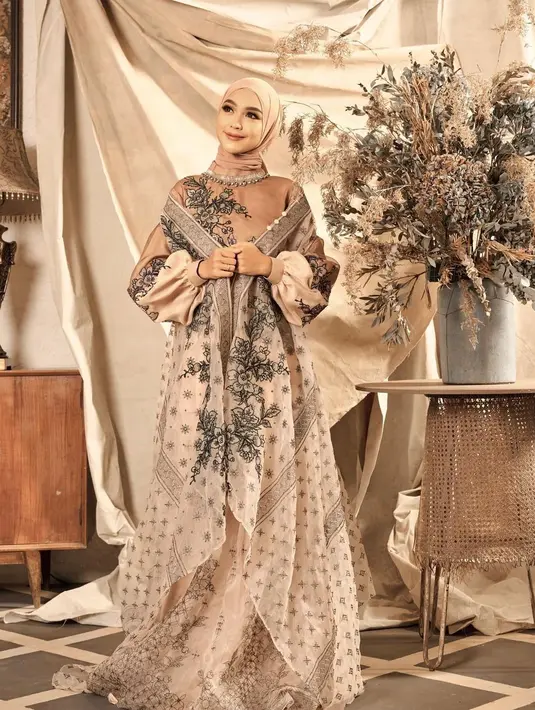 Dipotret oleh fotografer kawakan tanah air Rio Motret, Ria Ricis tampil sempurna di beberapa fotonya yang sendirian. Ia mengenakan dress super cantik dari Kursien Karzai. Dress ini memiliki detail outer bermotif floral yang serasi dengan dressnya. Foto: Instagram.