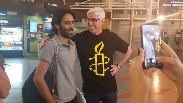 Behrouz Boochani tiba di bandara Christchurch.