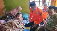 BBKSDA Riau dan pihak terkait membesuk penebang kayu yang diterkam harimau sumatra di hutan rawa di Kabupaten Siak. (Liputan6.com/M Syukur)